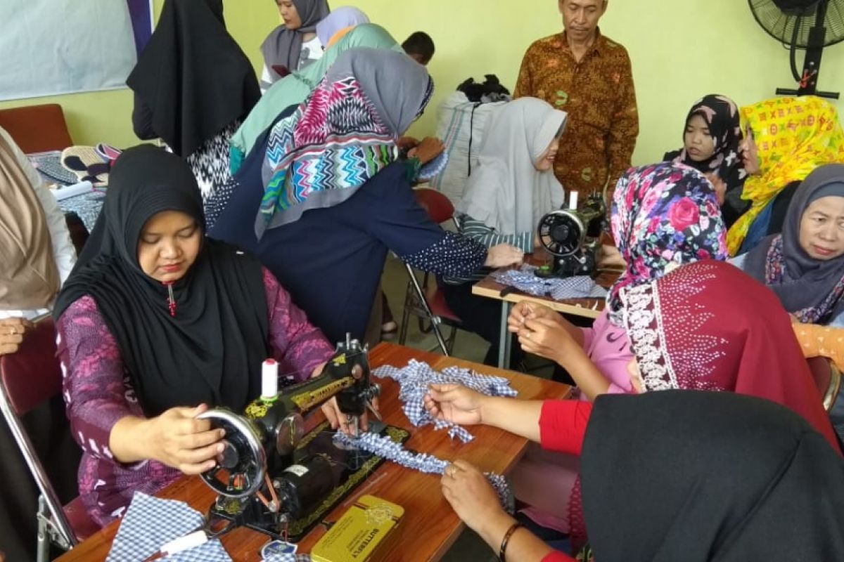 Ibu rumah tangga Demak dilatih jahit keset berpola unik