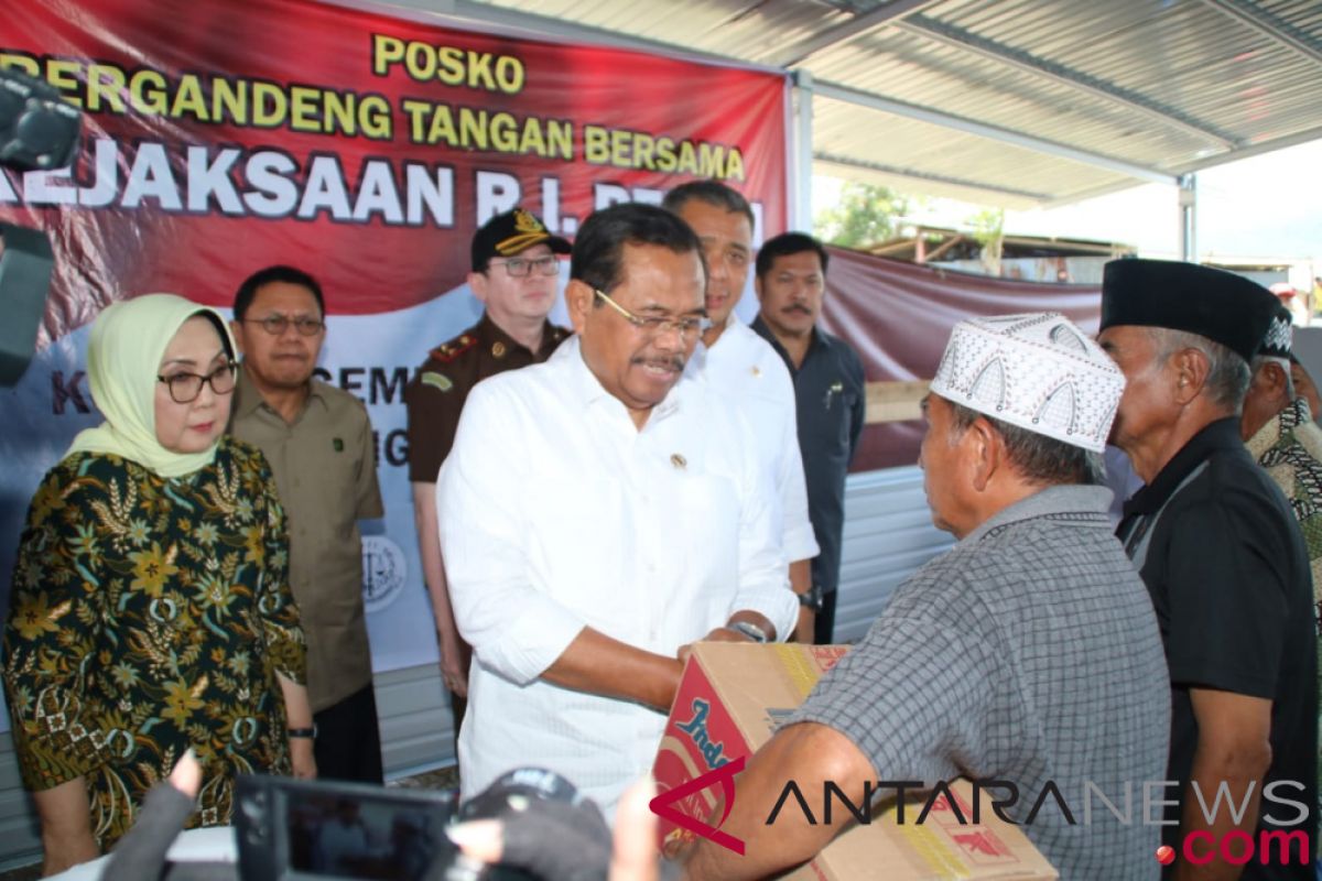 Jaksa Agung serahkan bantuan untuk korban gempa di Palu