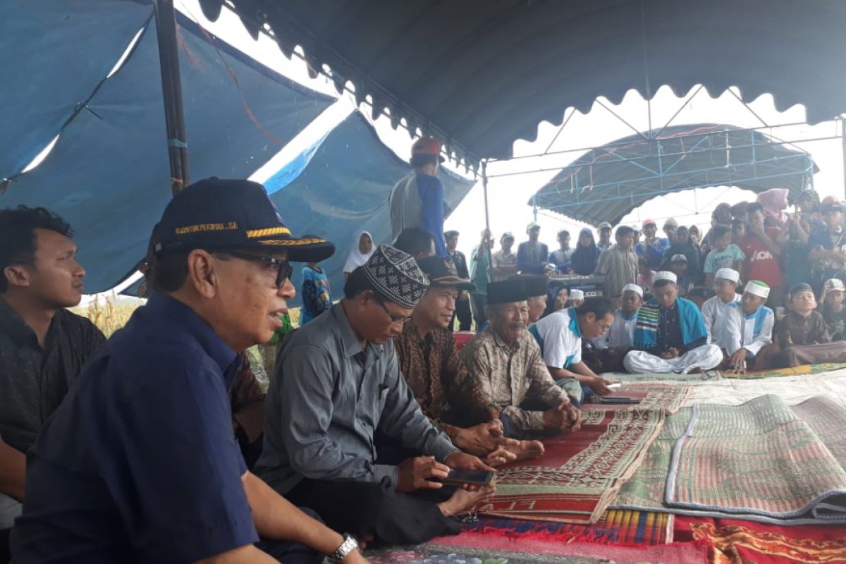 Masyarakat Desa Kayu Rabah berhasil panen padi seluas 13 Hektar