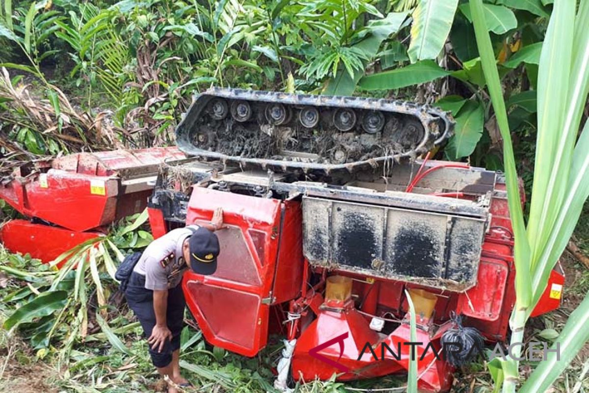 Satu warga Abdya meninggal setelah mesin pemotong padi masuk jurang