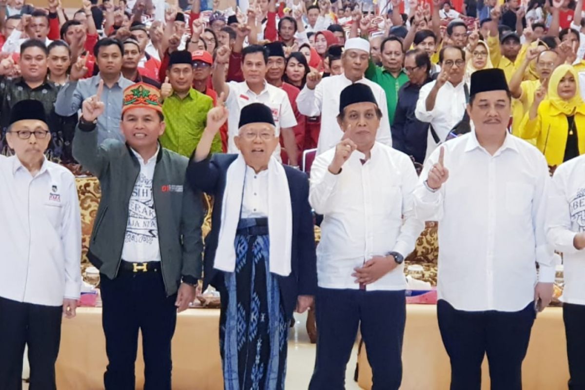 Ma'ruf Amin dapat buah tangan mandau di Kalimantan Tengah