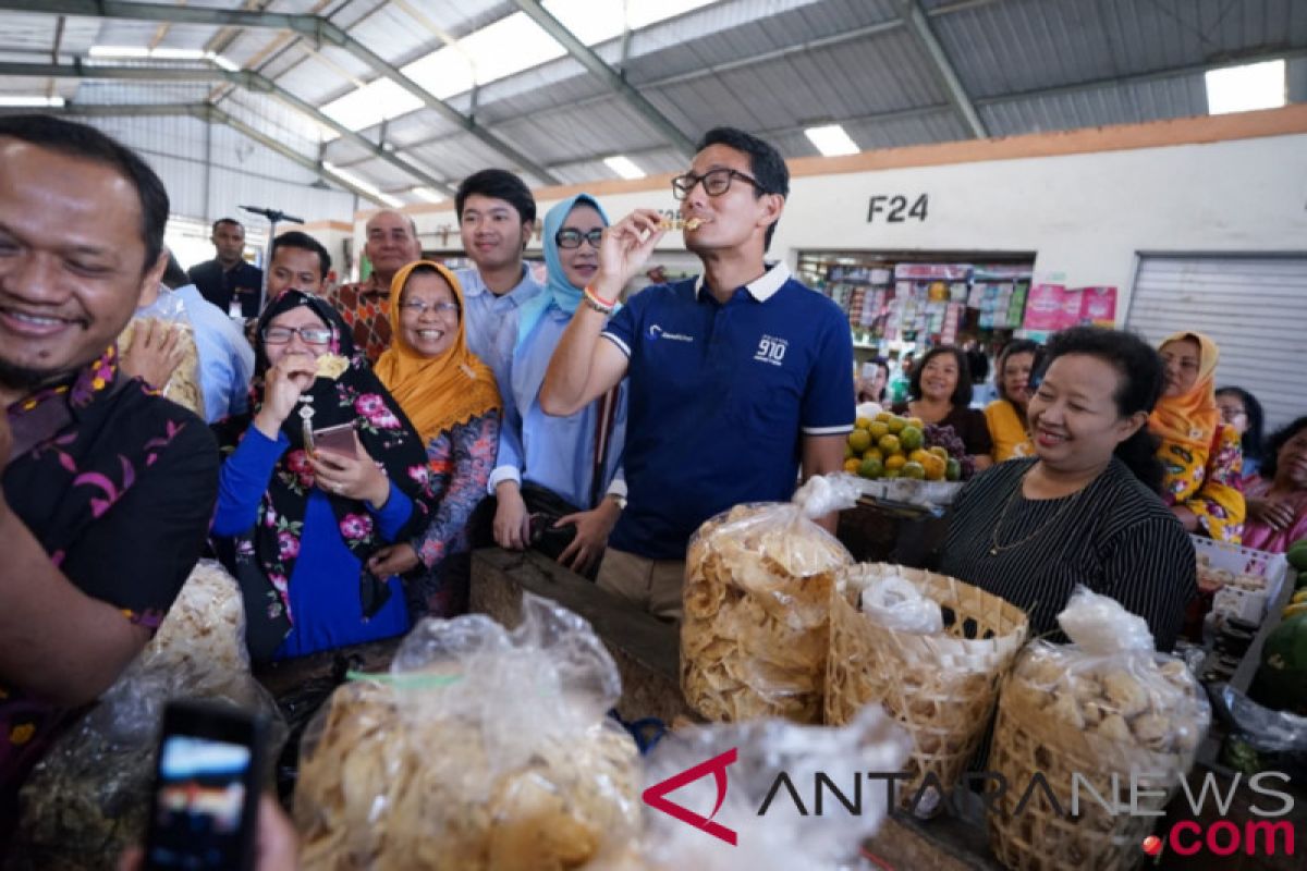 Sandiaga borong tumpi di Pasar Projosari Bawen