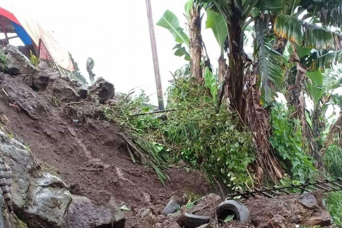 Hujan deras akibatkan banjir dan longsor di Kecamatan Danau Kembar Solok