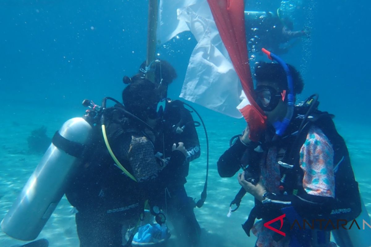 Mahasiswa Unibraw gelar Sumpah Pemuda bawah laut Pulau Moyo