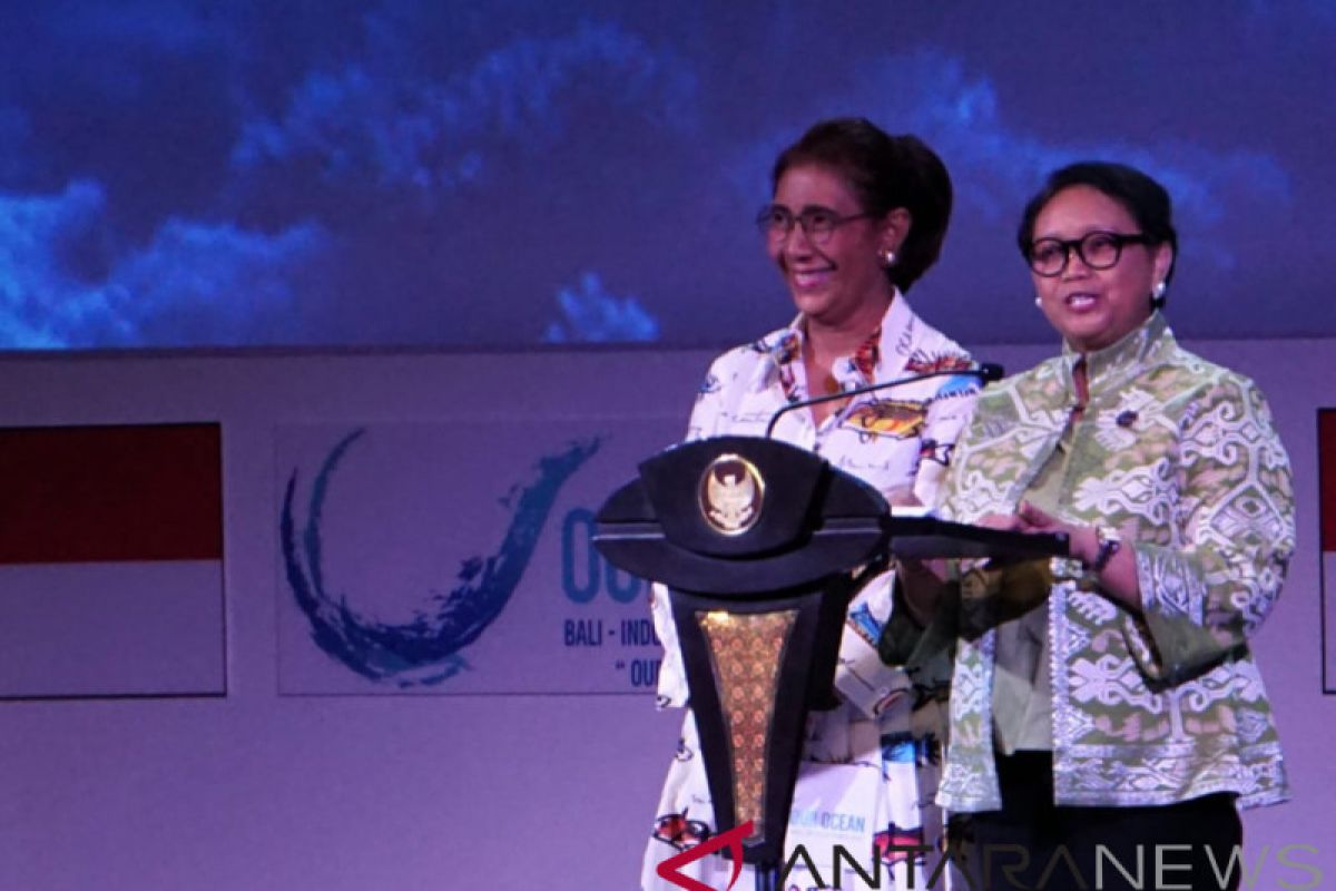 Kenakan batik ikan, Susi buka Our Ocean Conference di Bali