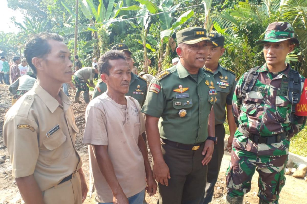 Tim Wasev Pusterad kunjungi TMMD di Desa Awang, HST