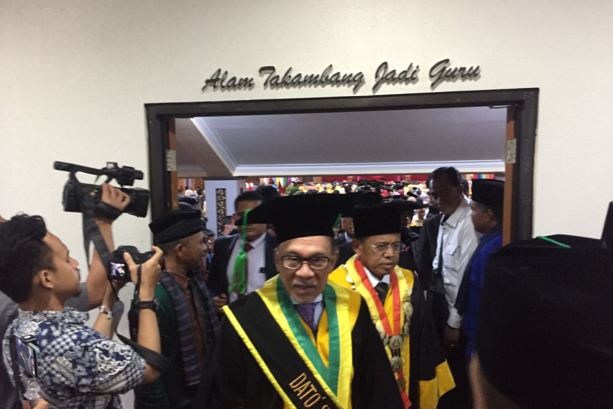 Anwar Ibrahim terpeleset lidah sebut nama Prabowo