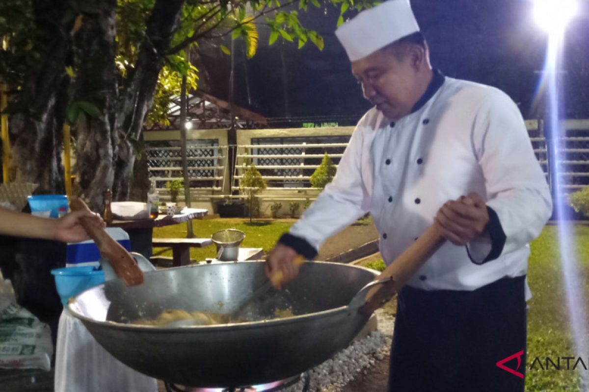 Hobi masak, Irjen Yazid ajak wartawan makan bersama di kediaman