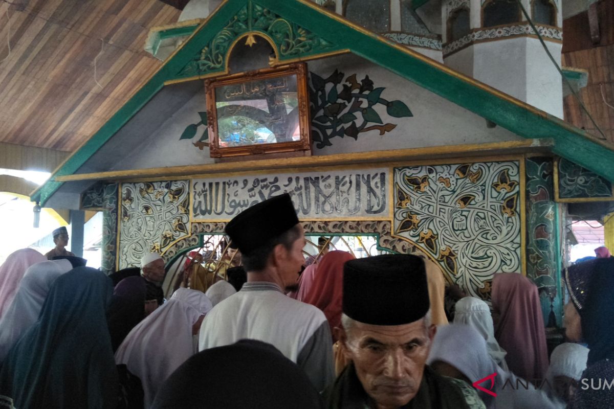 Ribuan jamaah Syattariyah laksanakan tradisi 'basapa' di makam Syekh Burhanuddin (Video)