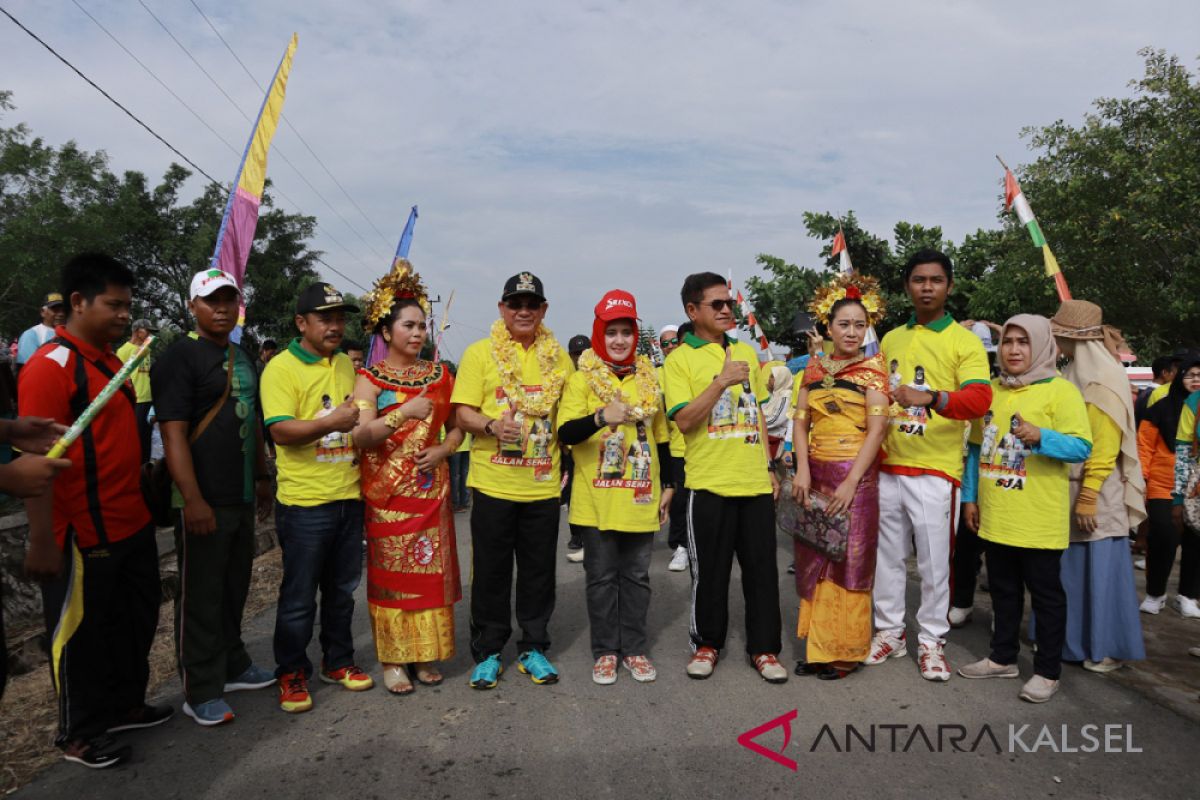 Bupati jalan santai bersama masyarakat Kelumpang Hilir