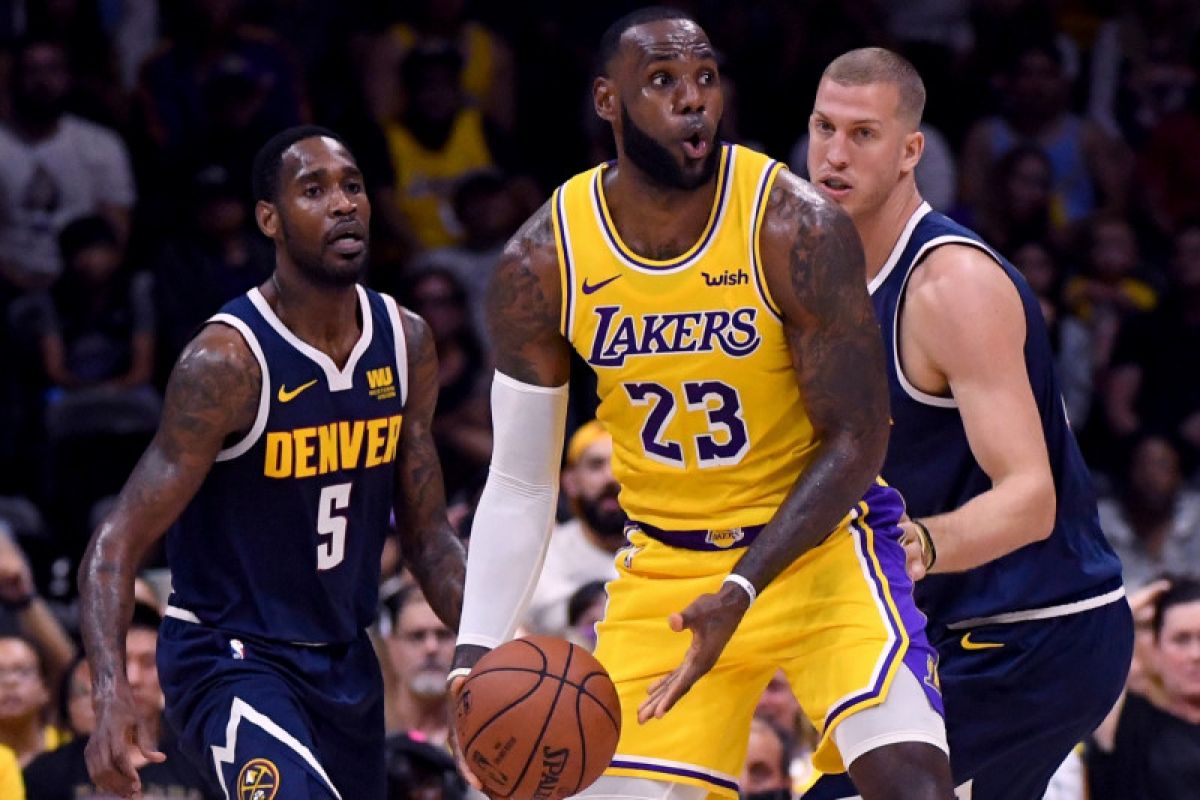 Debut LeBron James berseragam Lakers "hanya" berbuah sembilan poin