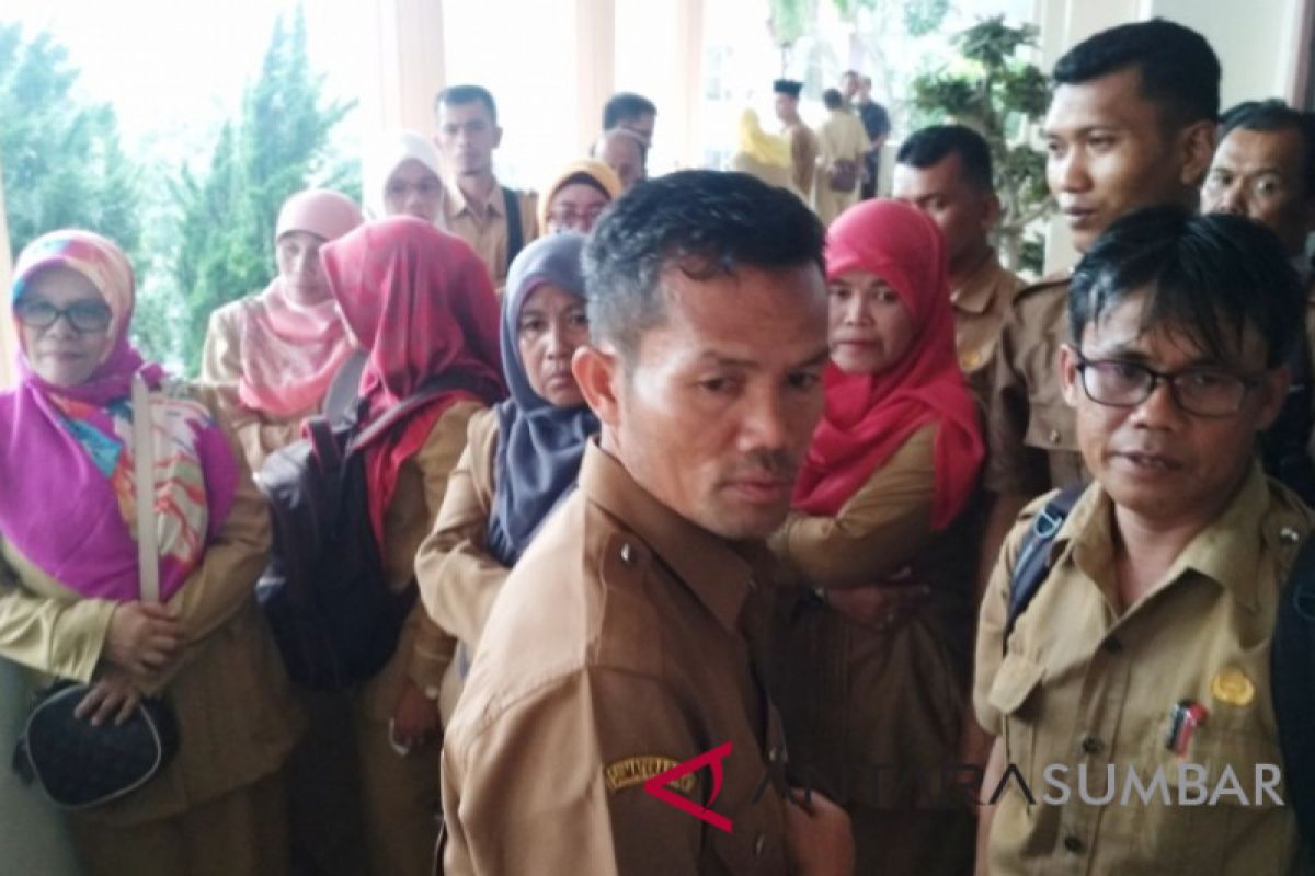 Batasan umur penerimaan CPNS, pegawai honorer Agam adukan nasib ke DPRD