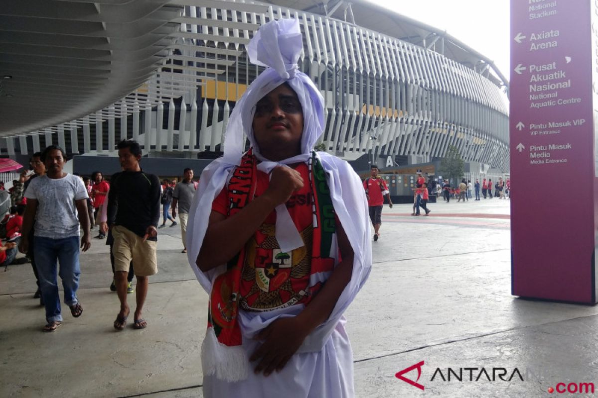 Suporter gunakan kostum "pocong" dukung Timnas U-16 di Malaysia