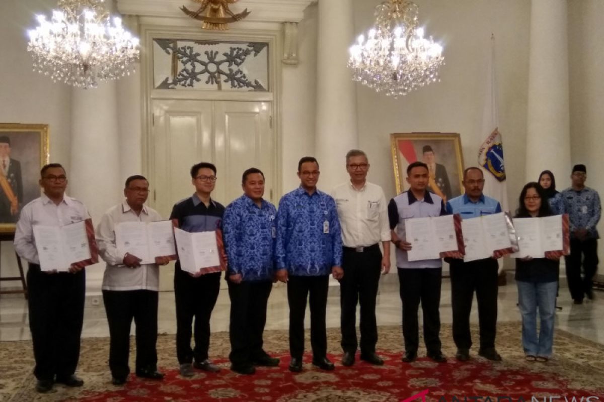 Foto MoU Trans Jakarta dengan operator mobil