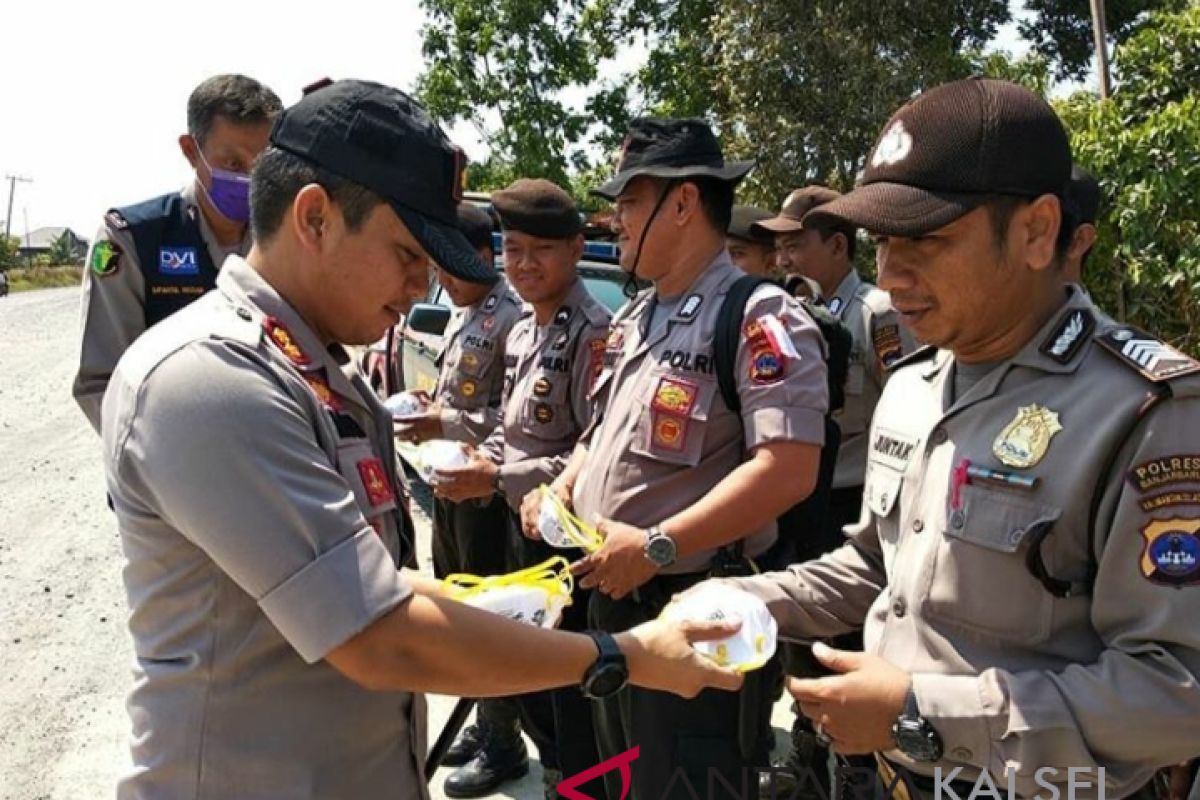 Anggota Polres Banjarbaru berjibaku padamkan karhutla