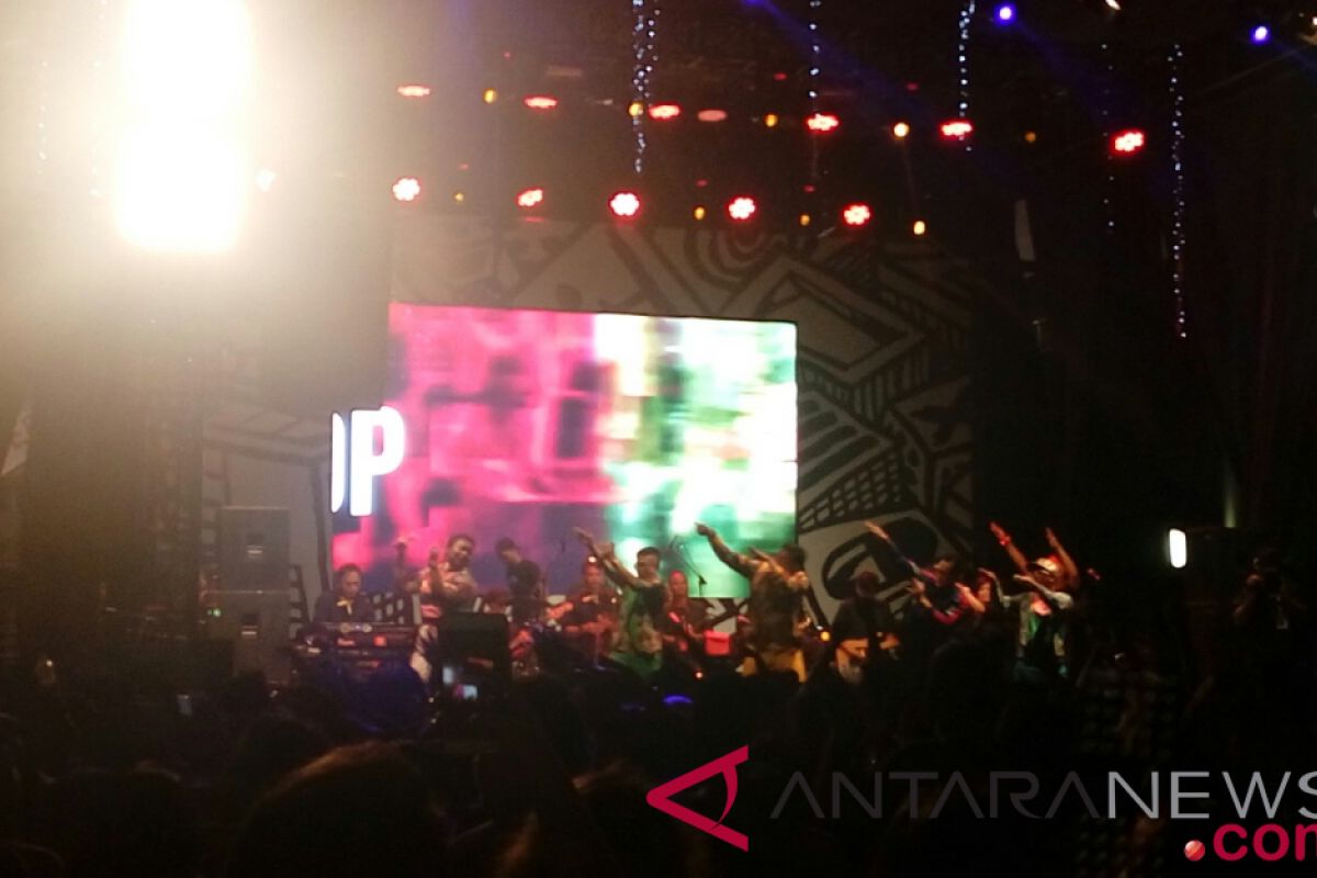 Canda dan tawa iringi penampilan Project Pop di Synchronize Fest 2018