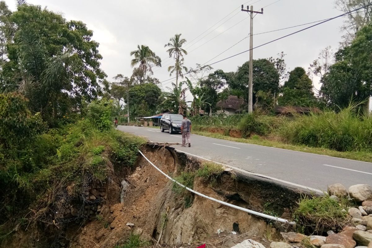 Longsor makan badan jalan