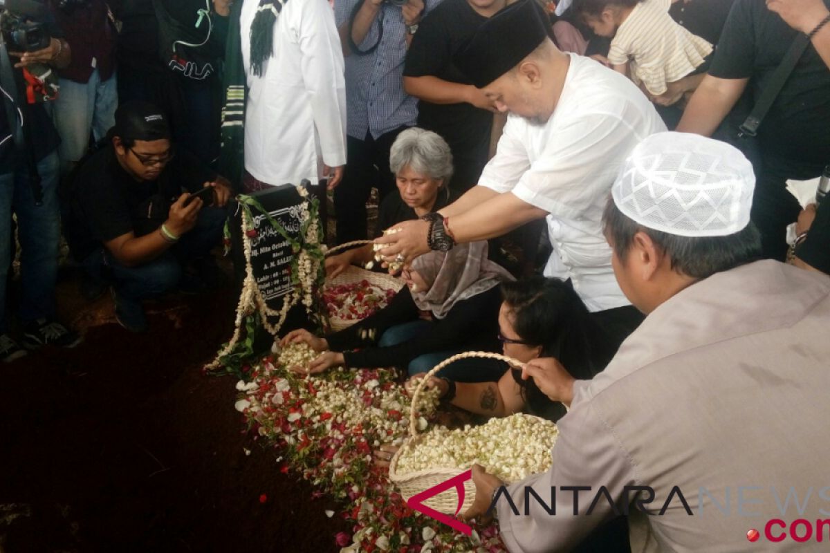 Kemarin, istri Indro Warkop dikebumikan hingga pengemudi Grab diduga lecehkan penumpang