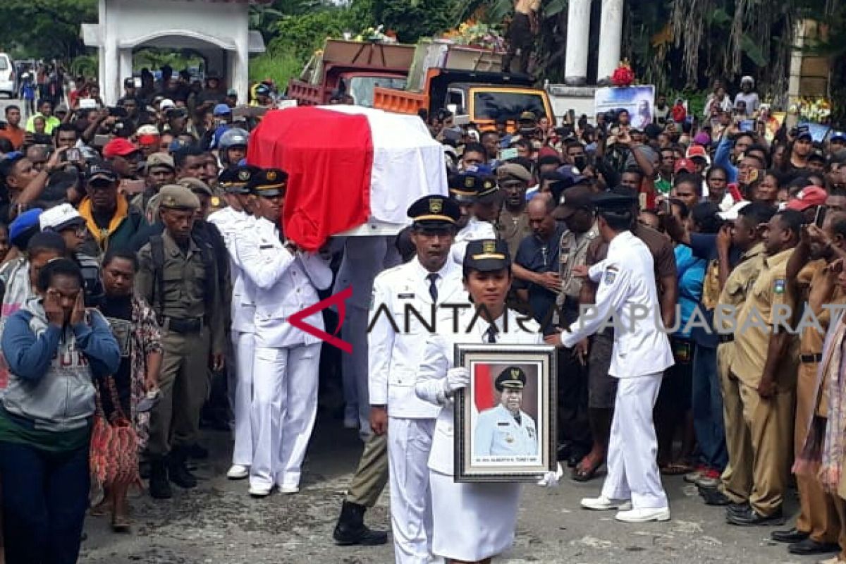 Pemkab Wondama beri gelar bapak pelopor pembangunan bagi Torey