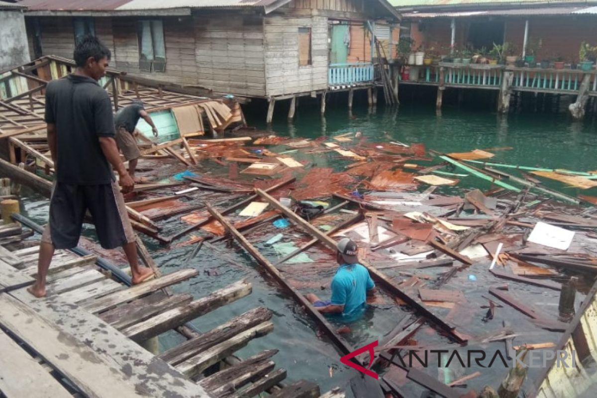 Satu rumah rubuh diterjang angin kencang