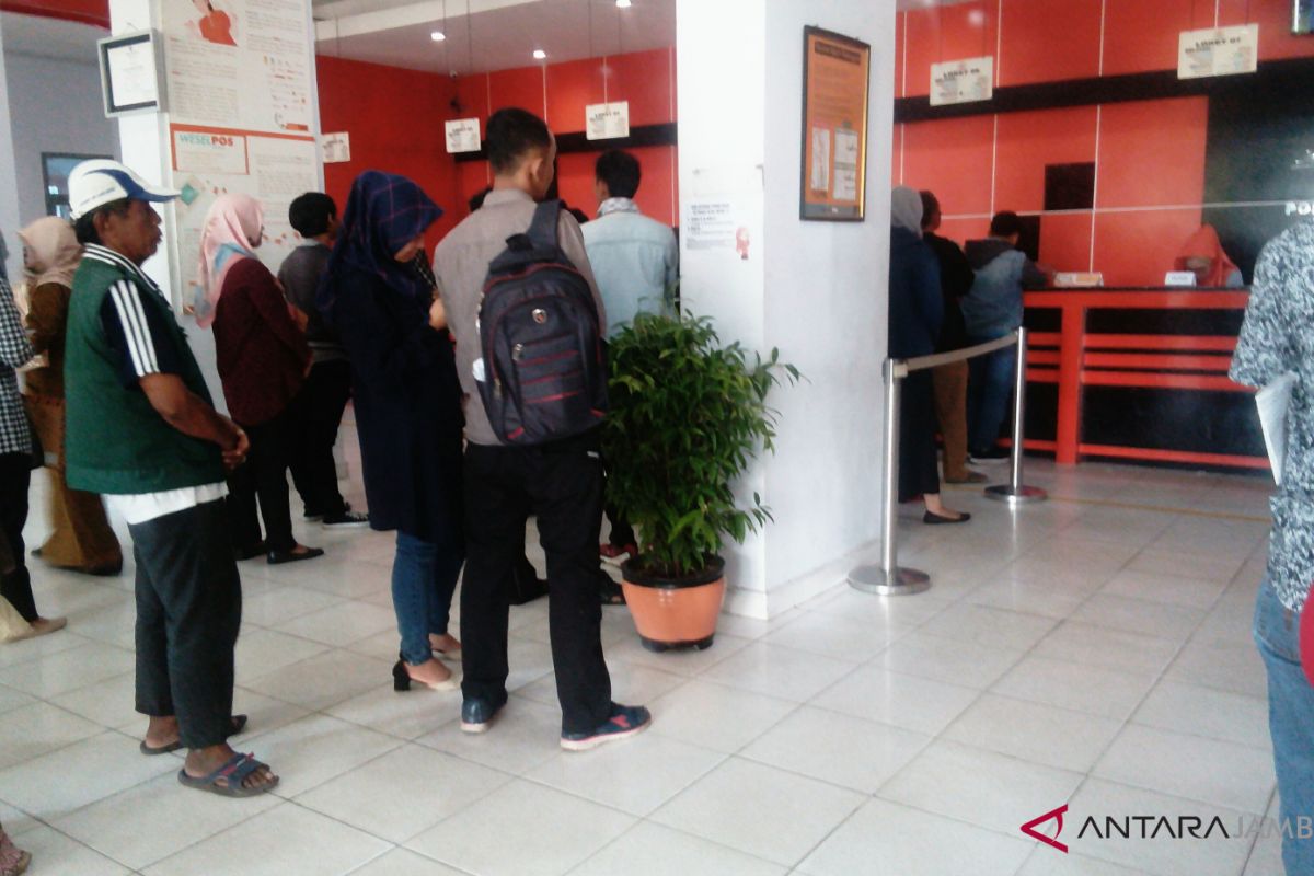 Pelamar antre kirim berkas CPNS di Kantor Pos Jambi