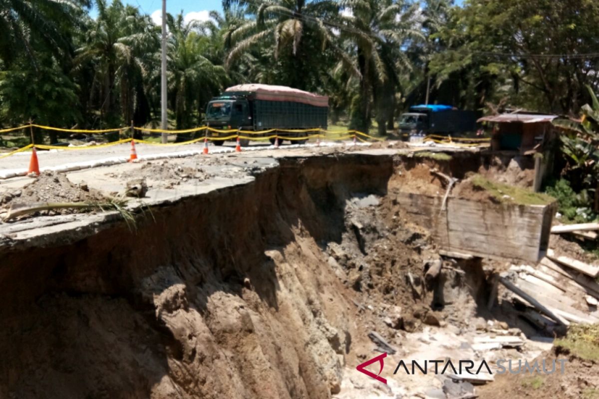 Warga Simalungun desak penanganan jalan longsor