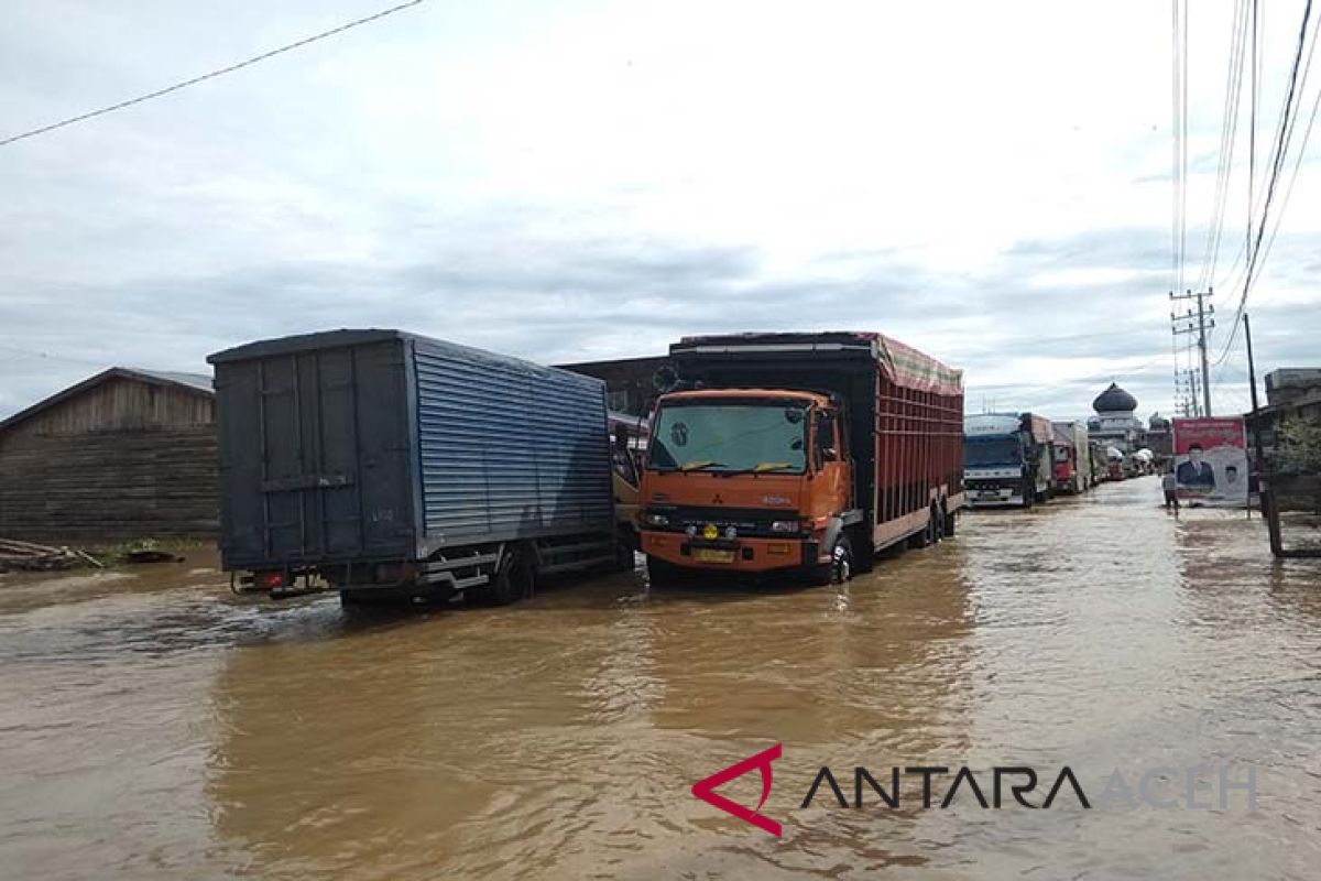 Jalan lintas Barat Aceh tergenang luapan sungai