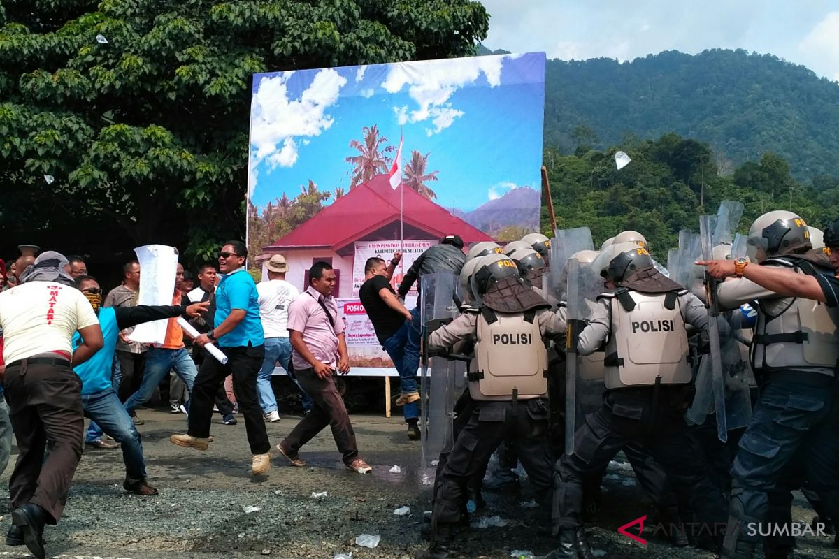 Polres Solok Selatan memilih pasar sebagai lokasi simulasi pengamanan Pemilu (video)