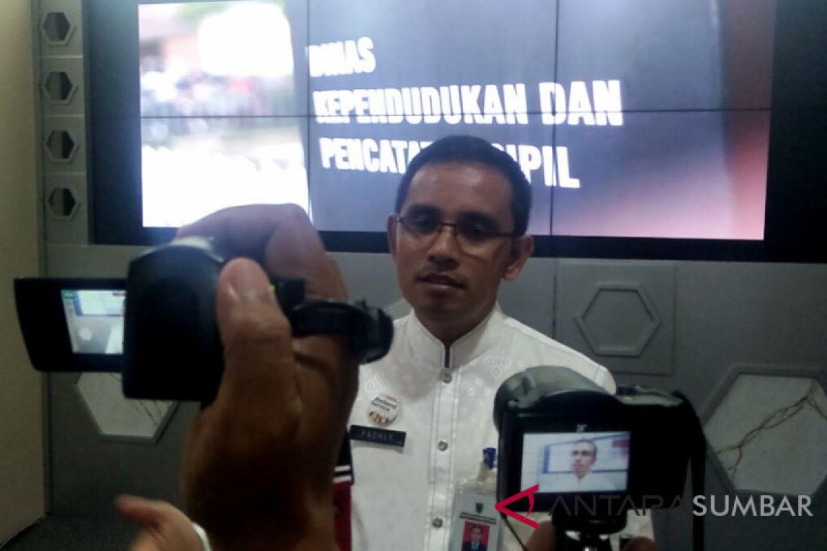 Puluhan ribu warga Padang Pariaman legalisir kartu keluarga untuk daftar  CPNS