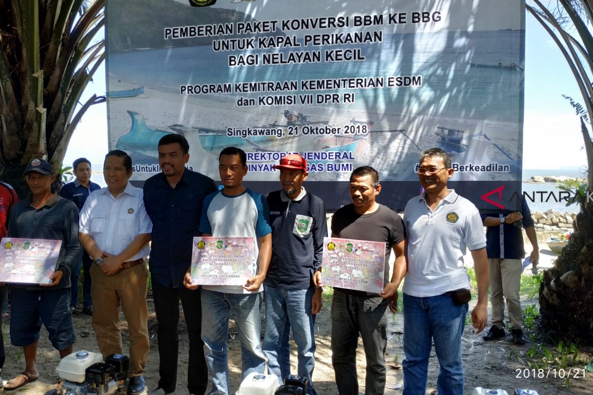 92 nelayan Singkawang diberikan bantuan paket konverter kit