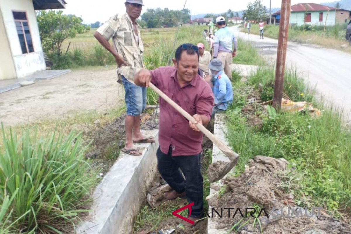 Warga Siatasbarita gotongroyong perbaiki irigasi sawah