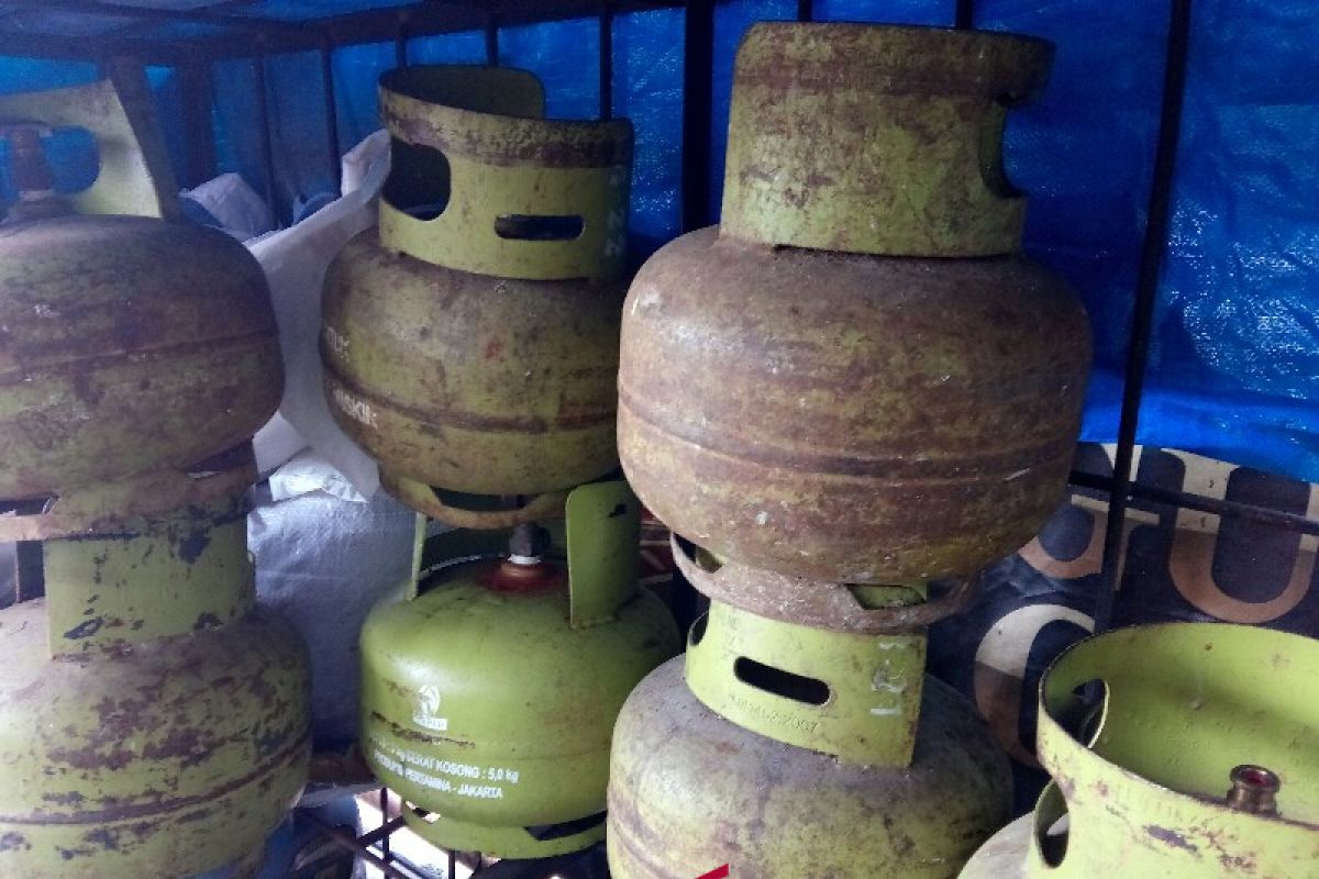 Masyarakat Nias mengeluhkan mahalnya harga LPG 3 kg