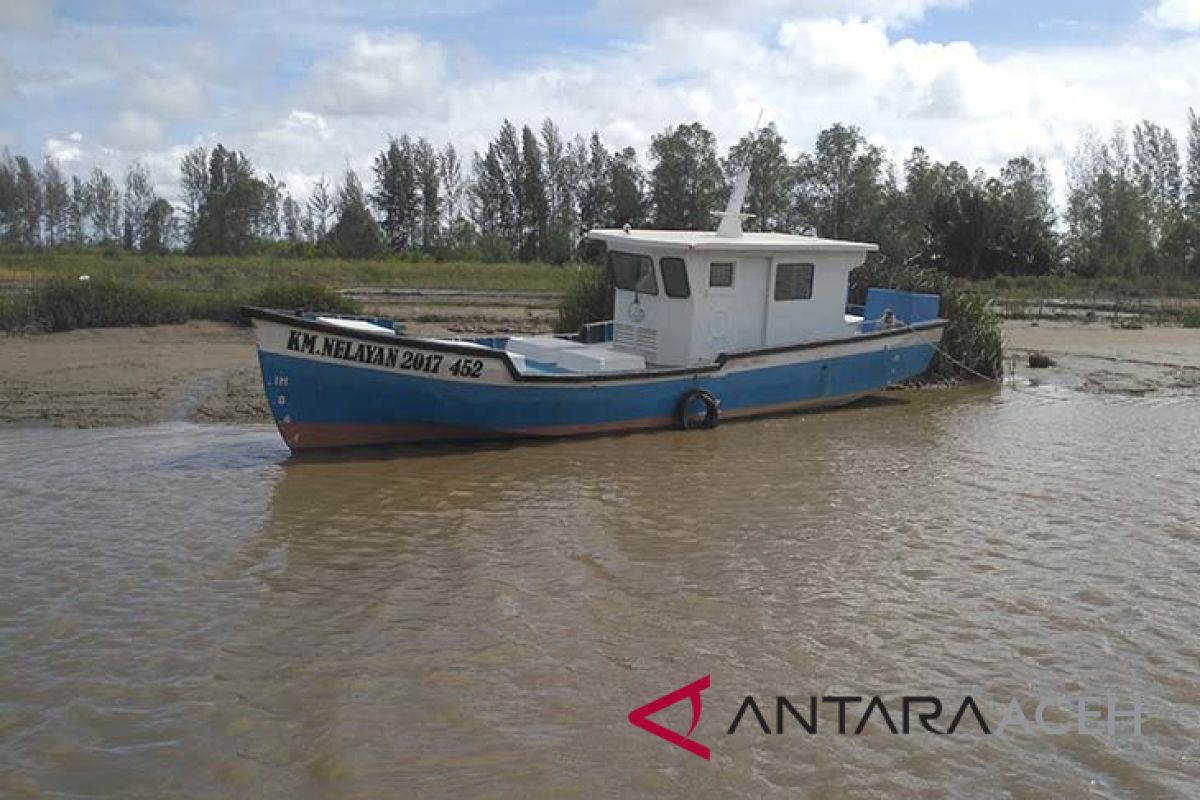 Kapal bantuan KKP di Aceh Barat telantar