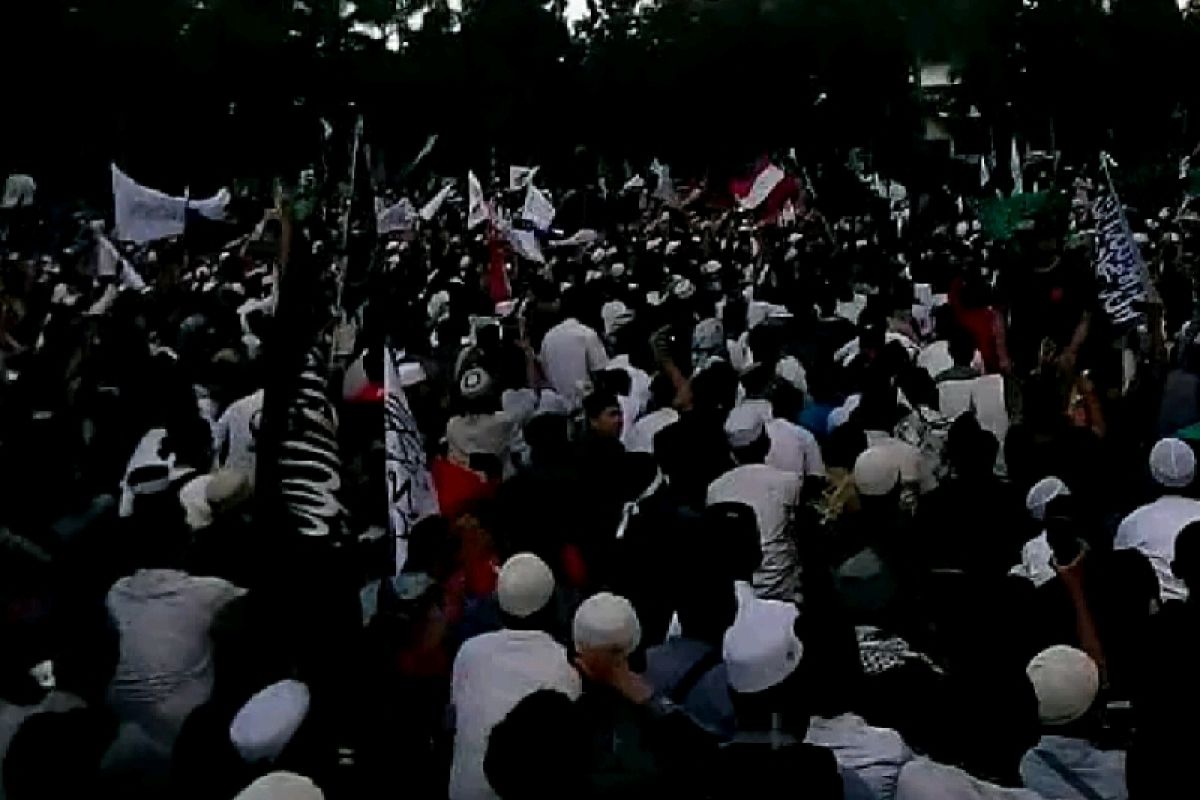 Ribuan umat Islam protes pembakaran bendera 