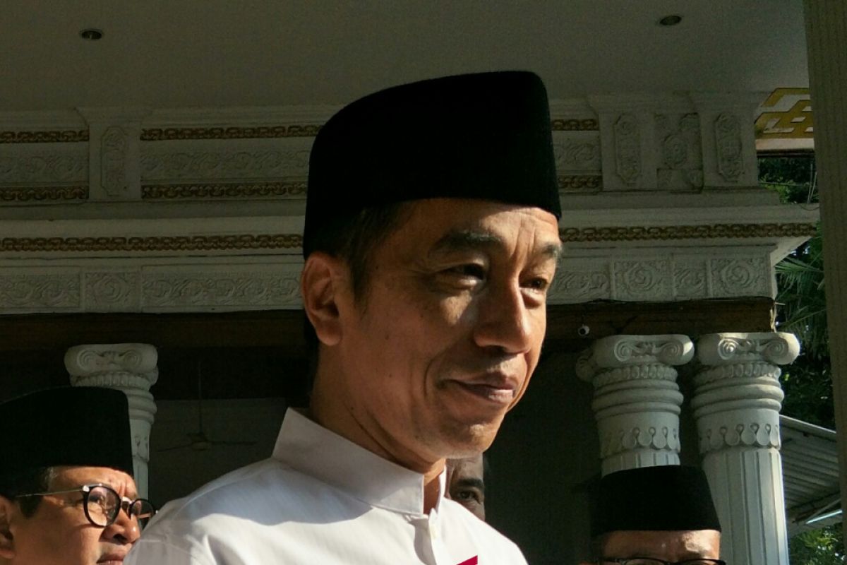 Jokowi Tahu Pendukungnya Dari Salaman Dengan Warga