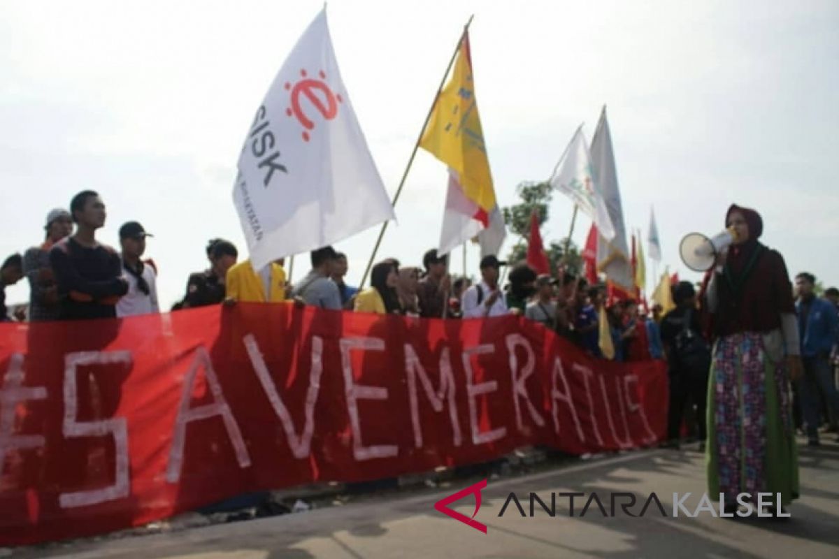 Sejumlah aktivis lakukan aksi selamatkan Meratus di hari sumpah pemuda