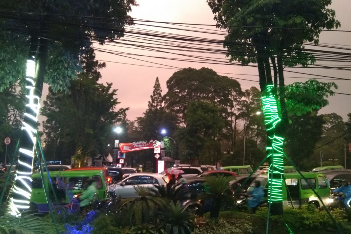 Guyuran hujan warnai puncak peringatan Sumpah Pemuda di Bogor