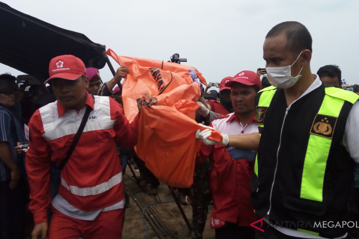 Potongan tubuh serupa punggung dievakuasi menuju Karawang