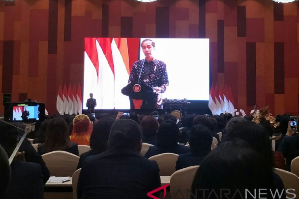 Ketika Presiden Jokowi tantang ibu-ibu pengetahuan harga sembako