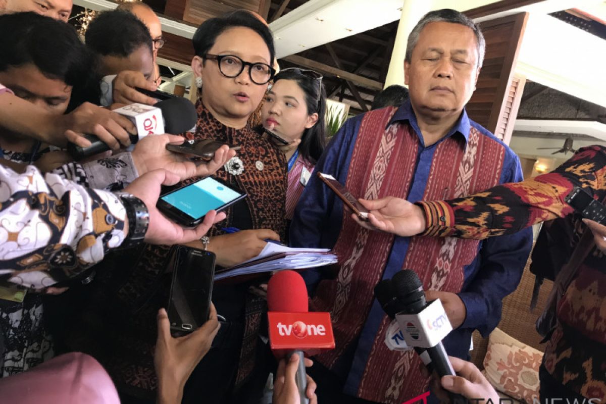 Foreign Minister Retno stays calm in facing earthquake