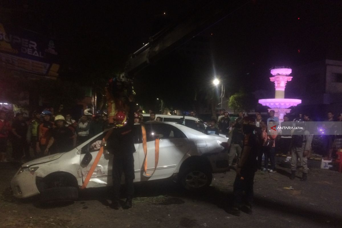 Mobil Corolla Tabrak Bundaran Air Mancur di Surabaya (Video)