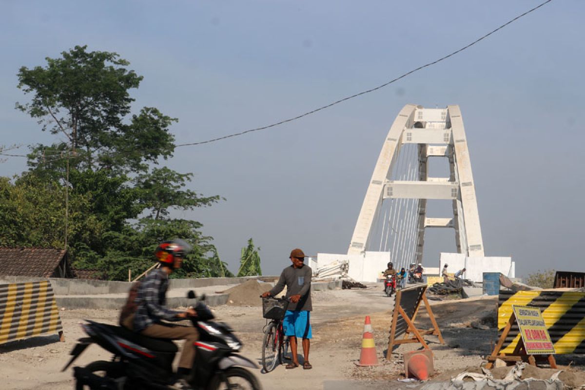 Kontraktor Jembatan Bengawan Solo Disanksi Denda (Video)