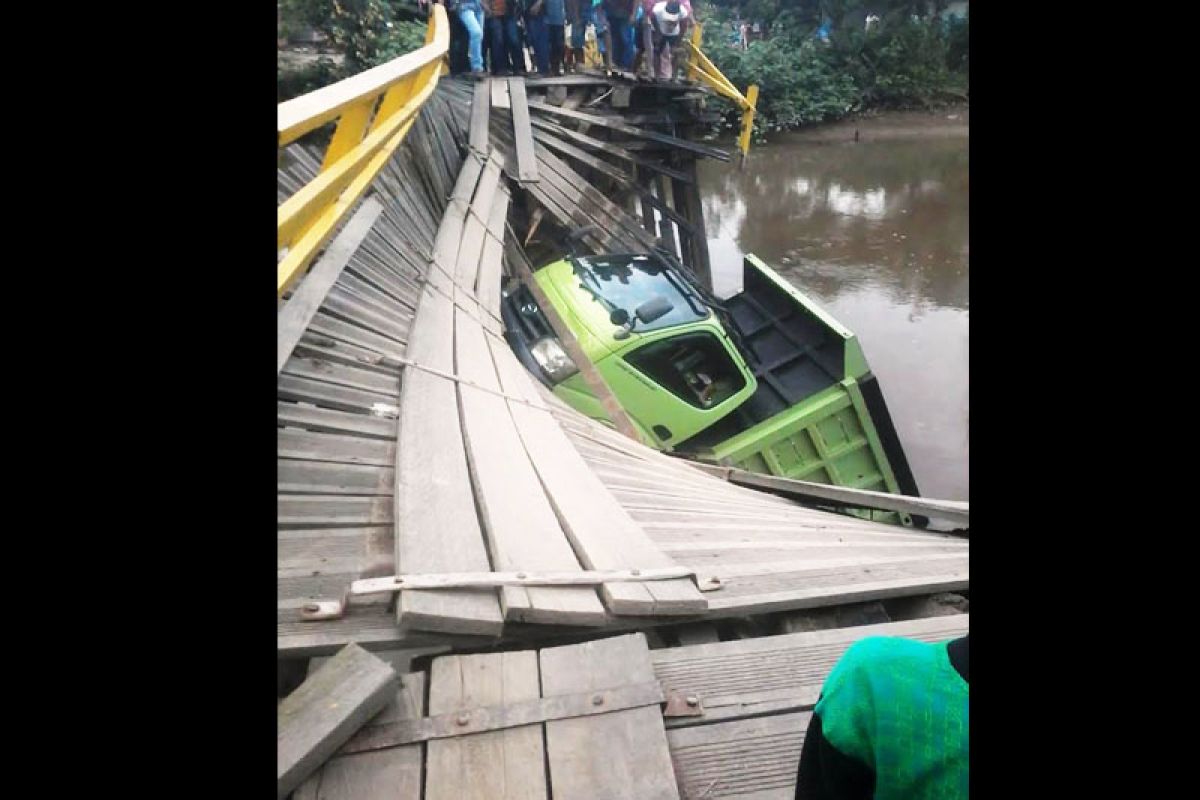 Jembatan Blanti ambruk, satu dump truk tercebur ke sungai