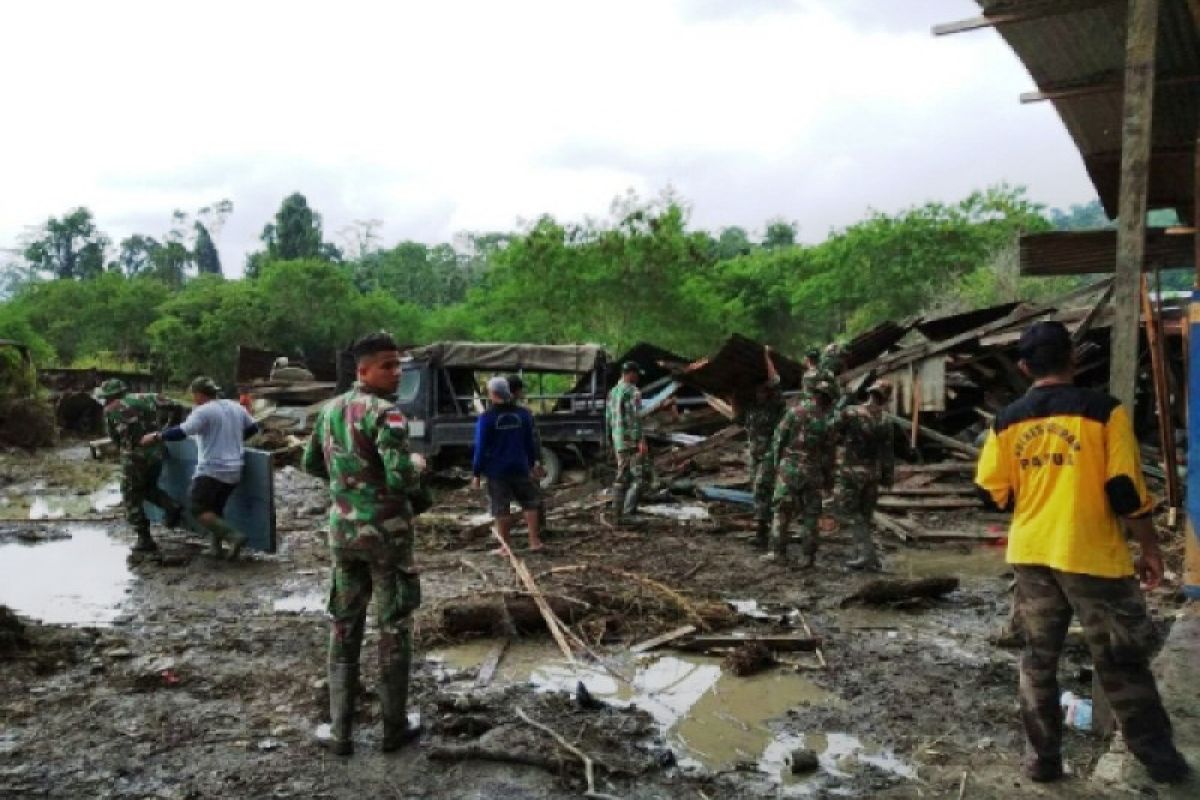 TNI-Polri bantu warga bersihkan material sisa banjir