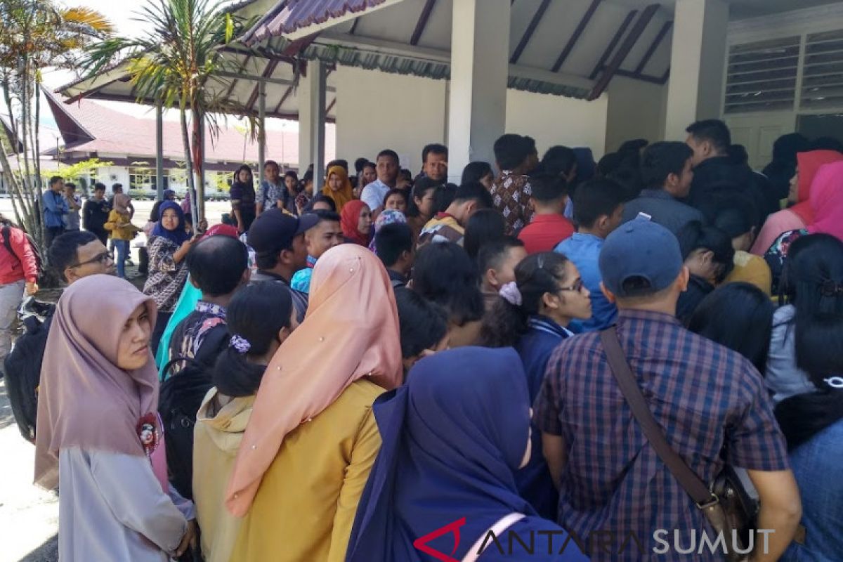 Ratusan pelamar CPNS datangi kantor BKD Tapteng