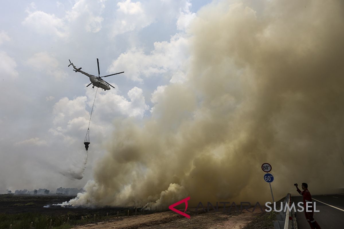 Lima helikopter pembom air atasi kebakaran lahanOI