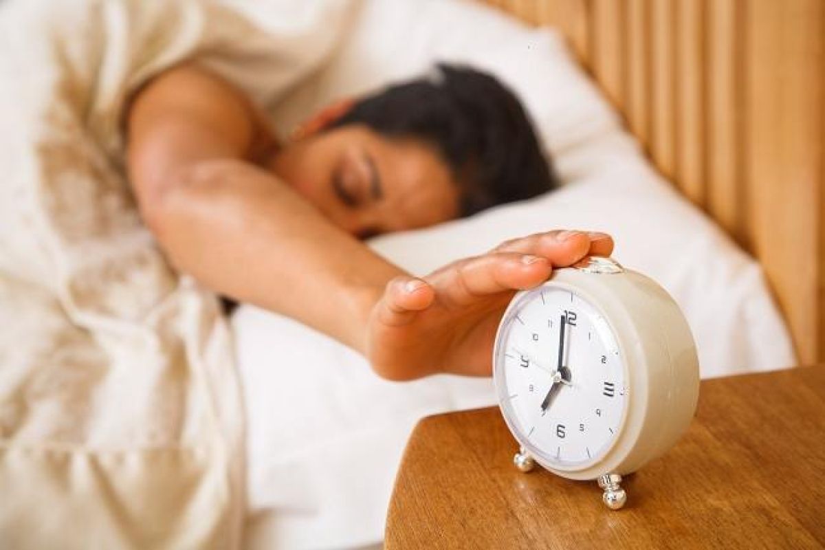 Lebih efektif bangunkan anak dengan alarm atau suara ibu?