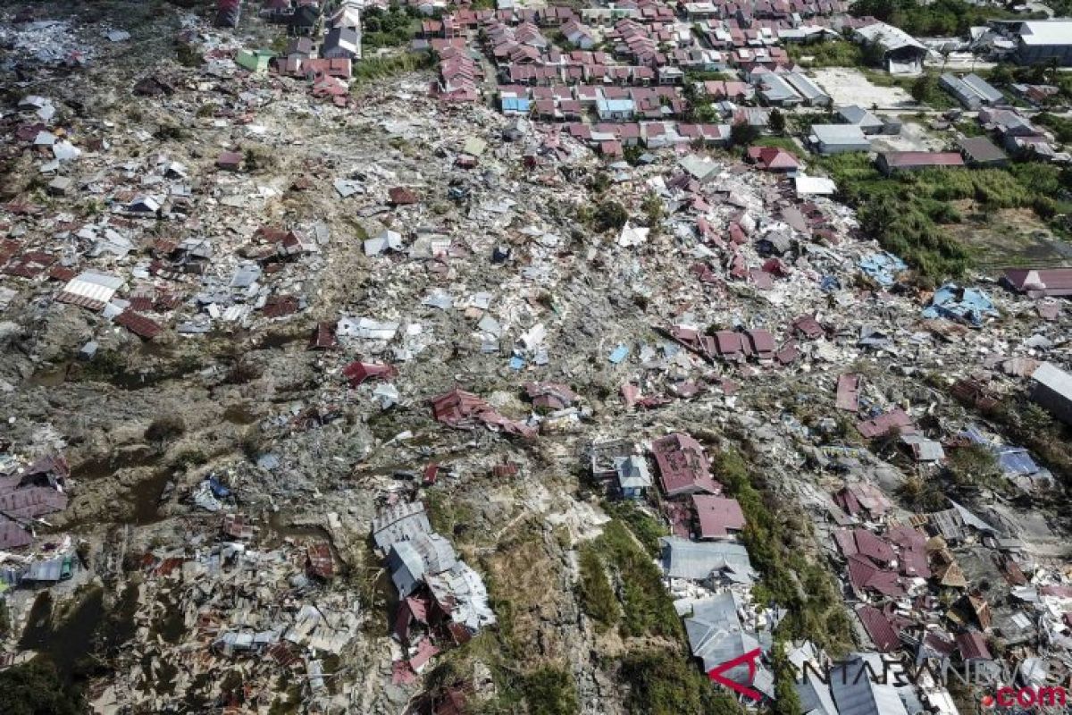 Warga Petobo mencari bekas rumah diantara reruntuhan