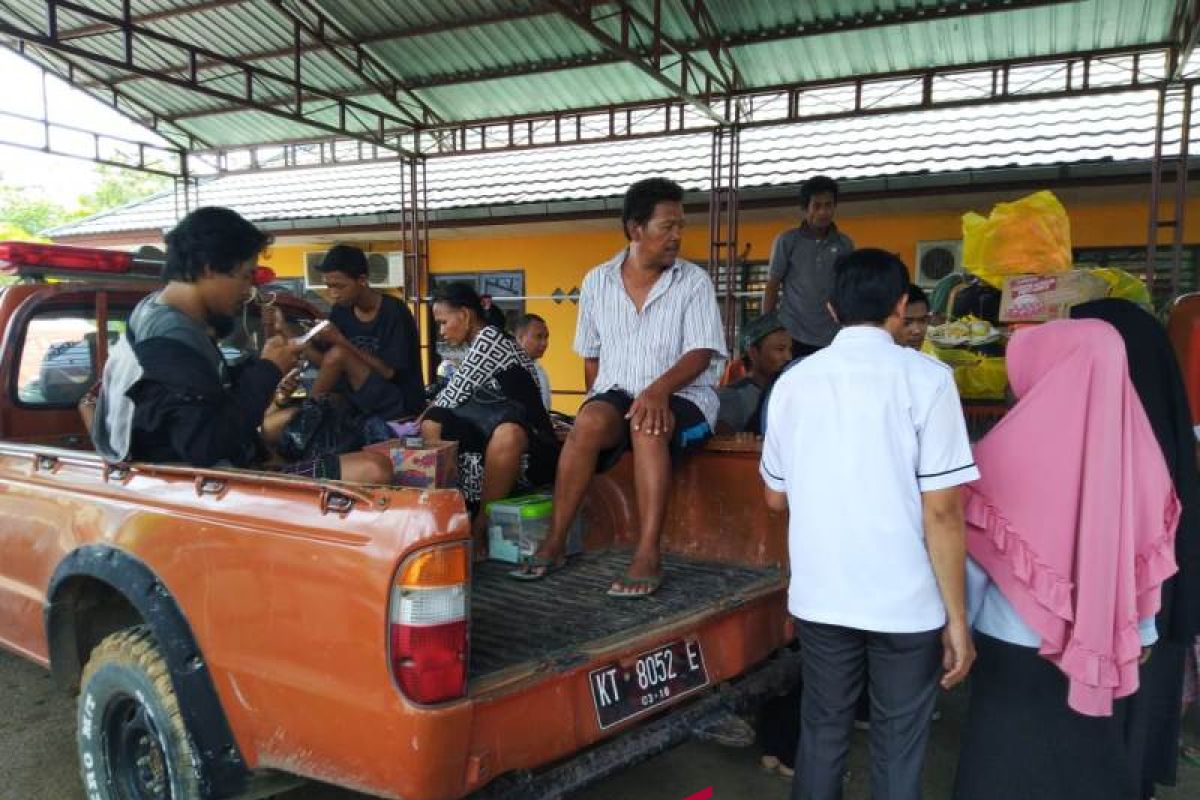 BPBD Paser antar korban gempa  bertemu keluarganya