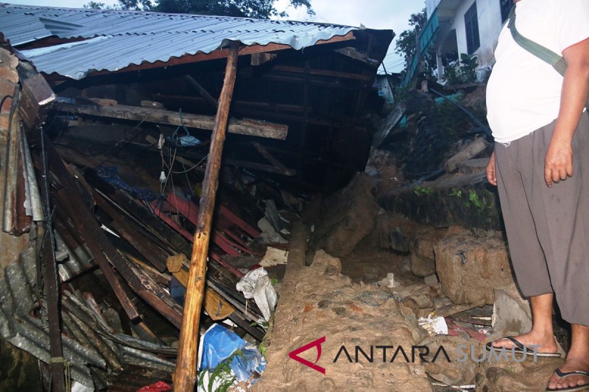 Empat  warga Sibolga meninggal tertimbun longsor